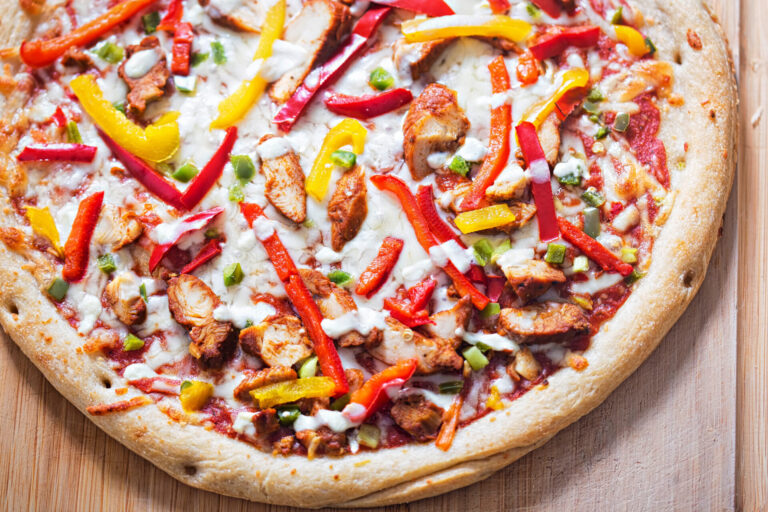 Bright and colourful chicken fajita pizza