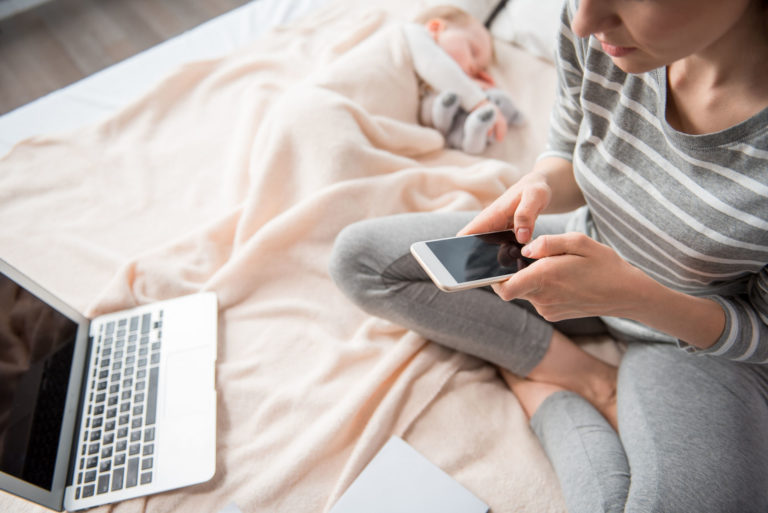 Signs You're Obsessed With Your Phone - Parents Canada