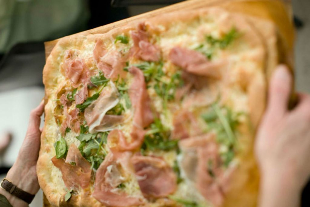 pizza with prosciutto and arugula