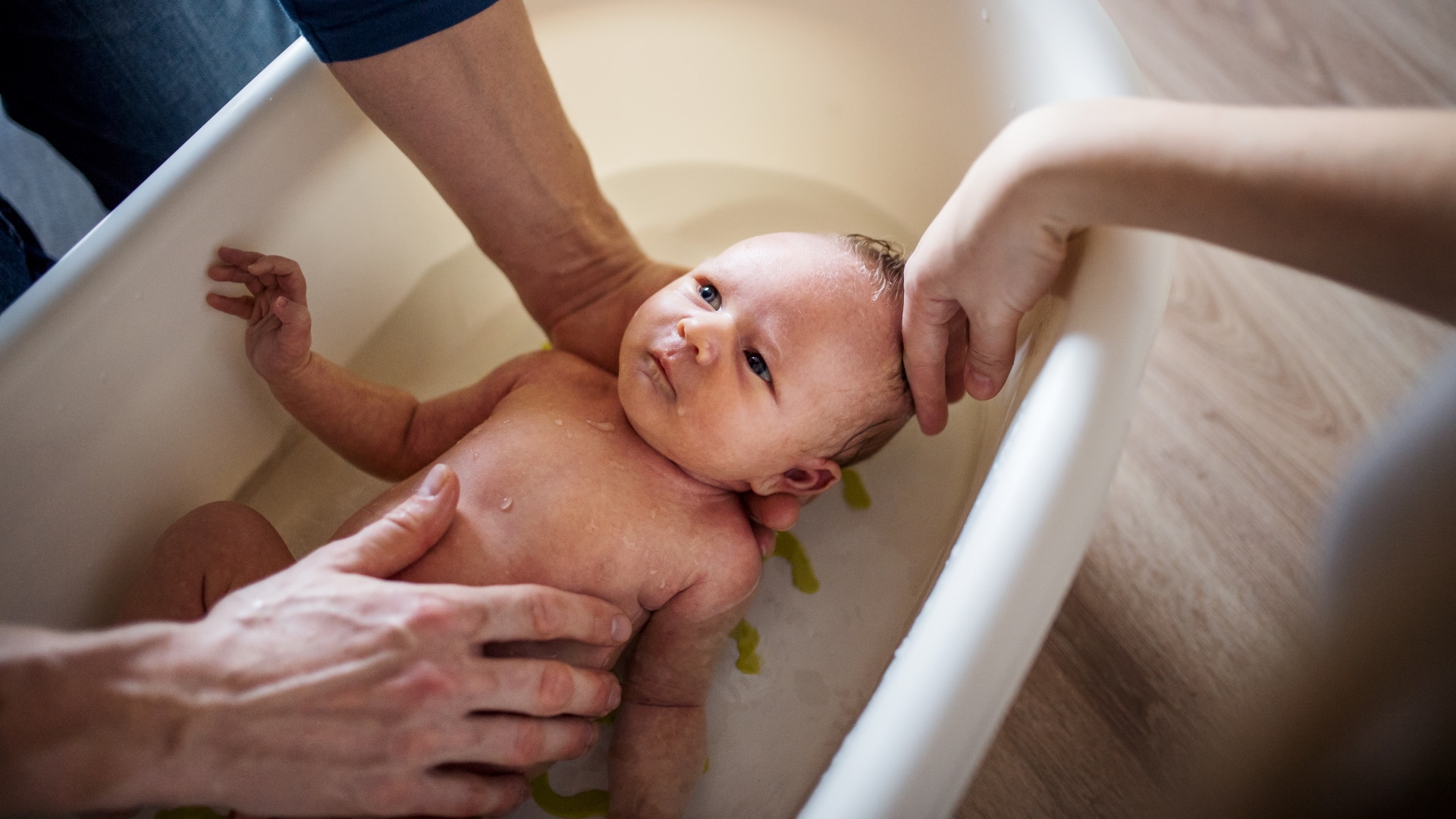 when to first bathe newborn