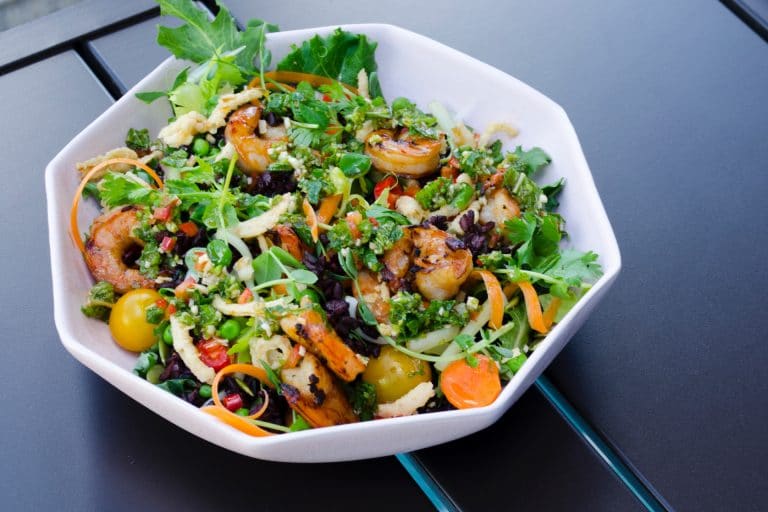 salad with shrimp, tomatoes and redberry rice