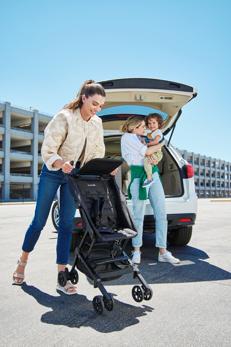 mom opening stroller