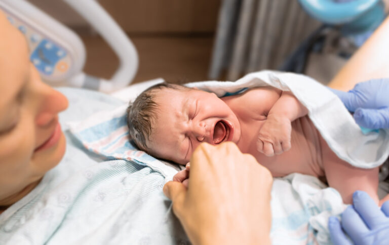 Mother and newborn, to illustrate the importance of knowing the stages of labour