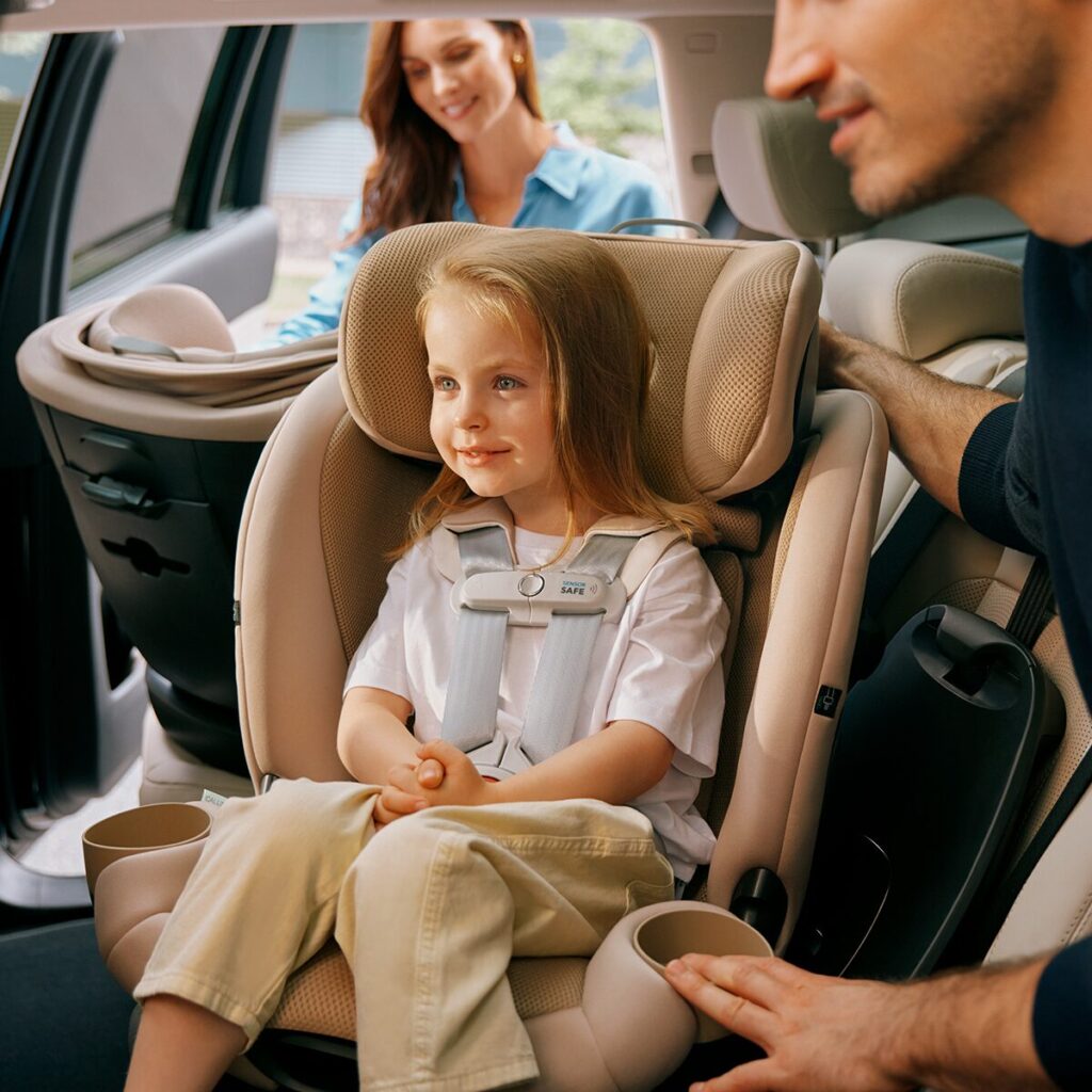 Parents using the 360 rotation on two Cybex Callisto G 360 Car seats